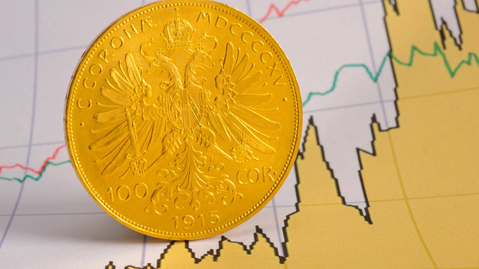 Eine Hand notiert eine einfache, nummerierte Schritt-für-Schritt-Liste in ein Notizbuch, daneben liegt eine Goldmünze